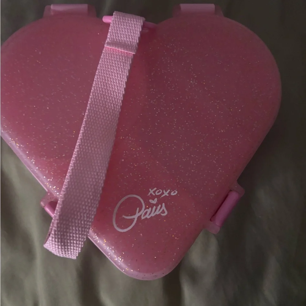 Paris Hilton Pink Heart-Shaped snackle box - Picture 2 of 3